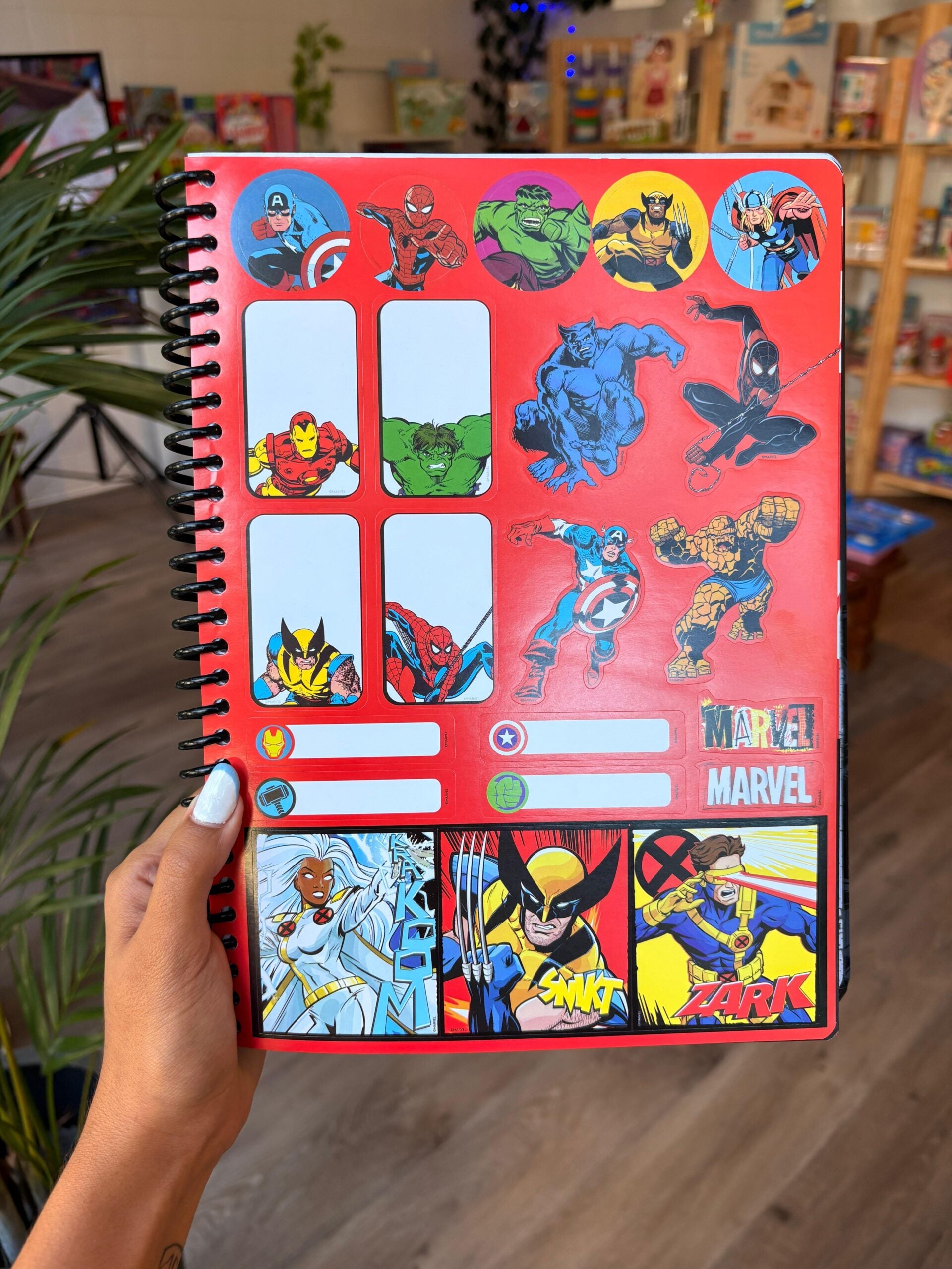 Cuadernola Marvel Roja image 3